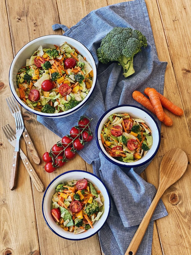 bunter Reste-Salat mit Schütteldressing