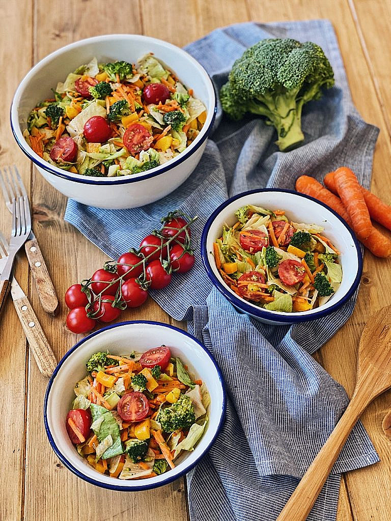 bunter Reste-Salat mit Schütteldressing