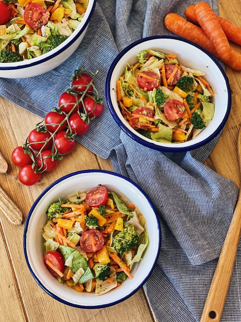 bunter Reste-Salat mit Schütteldressing