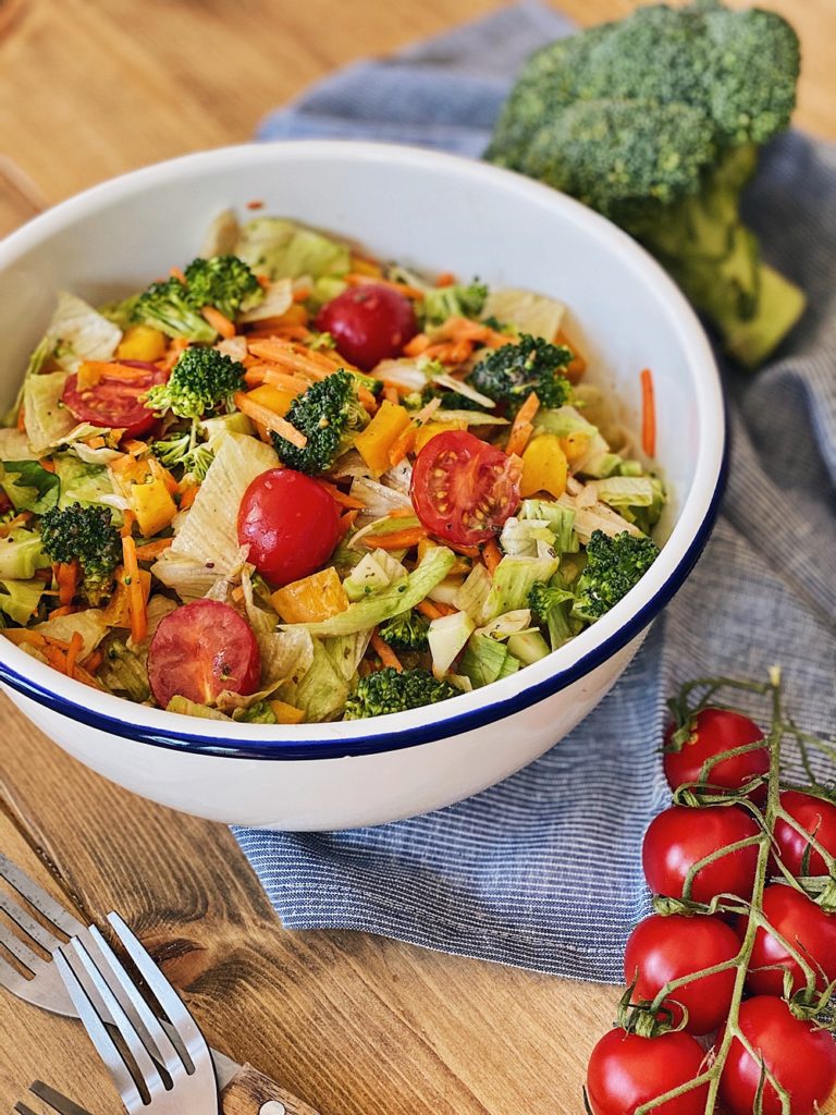 bunter Reste-Salat mit Schütteldressing