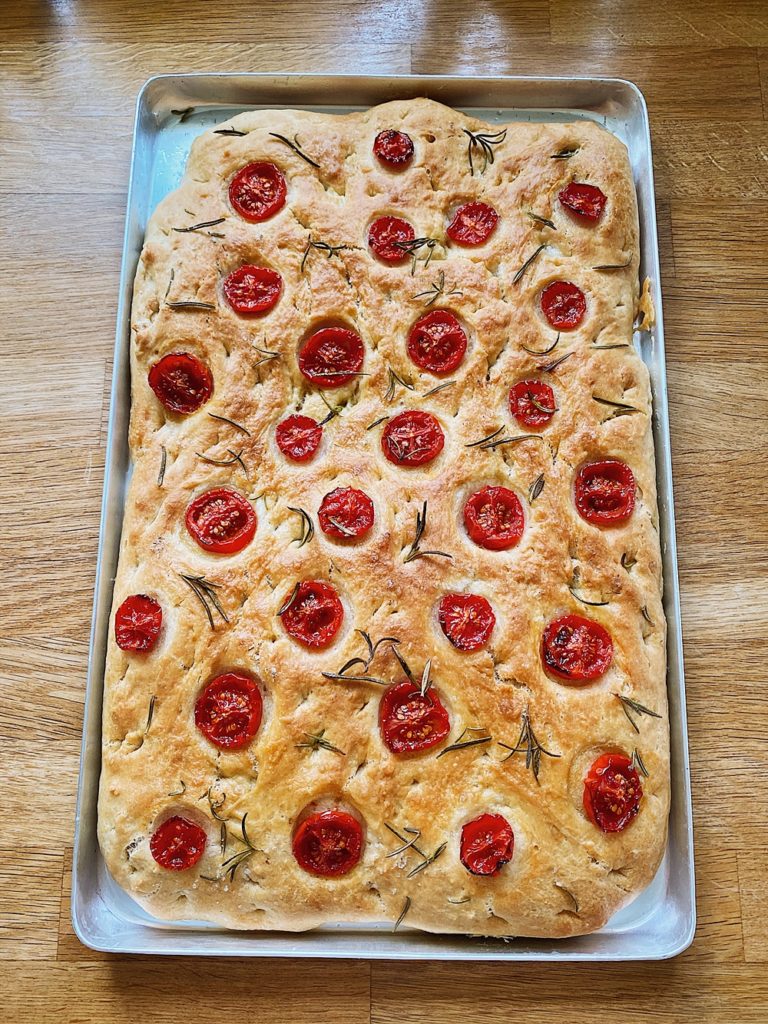 Focaccia mit Tomaten und Rosmarin