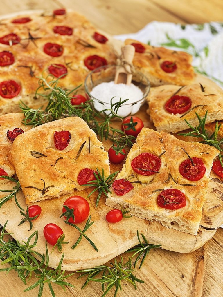 Focaccia mit Tomaten und Rosmarin - Fashion Kitchen