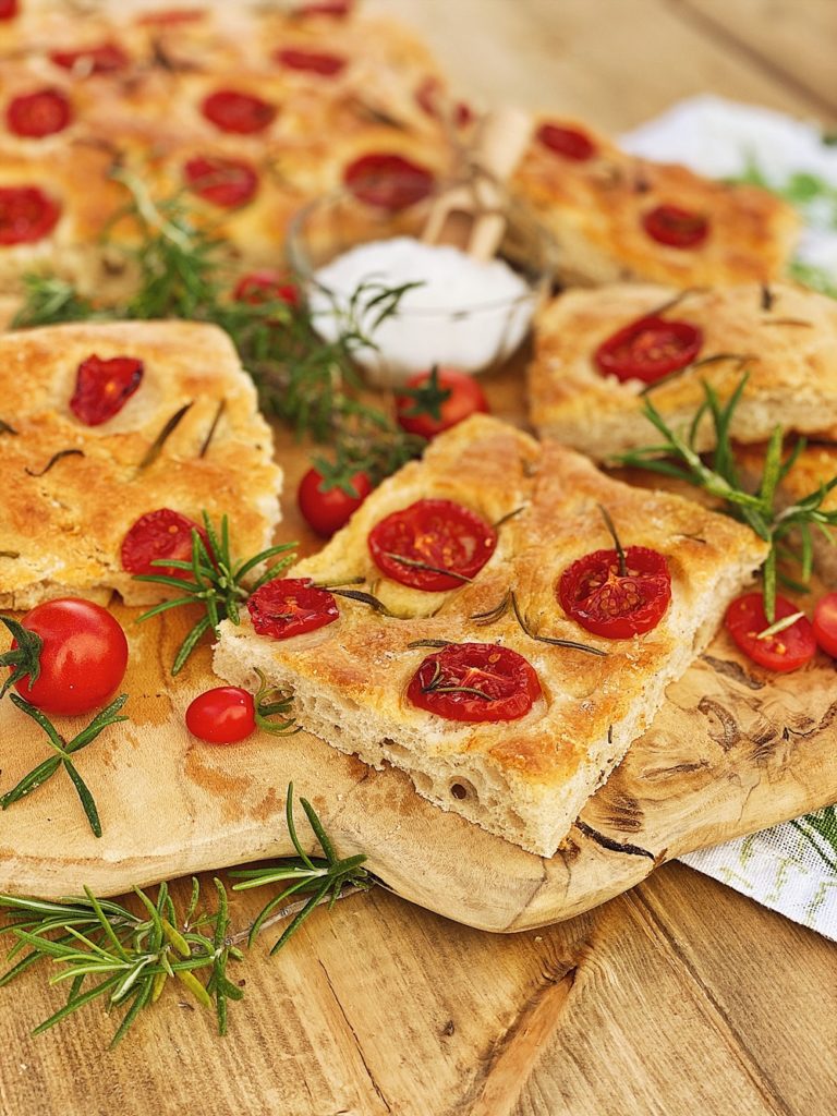 Focaccia mit Tomaten und Rosmarin - Fashion Kitchen