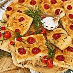 Focaccia mit Tomaten und Rosmarin