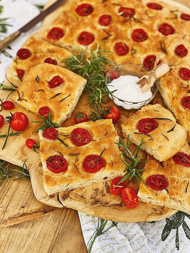 Focaccia mit Tomaten und Rosmarin - Fashion Kitchen