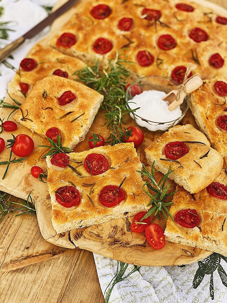 Focaccia mit Tomaten und Rosmarin - Fashion Kitchen