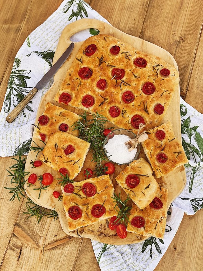 Focaccia mit Tomaten und Rosmarin - Fashion Kitchen