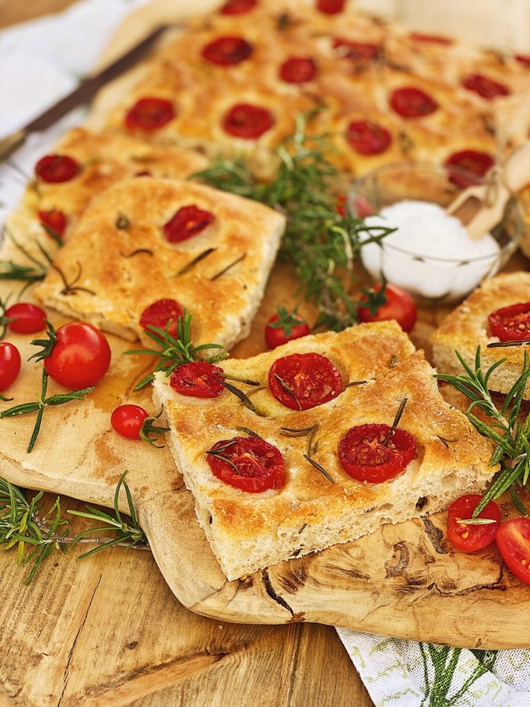 Focaccia mit Tomaten und Rosmarin