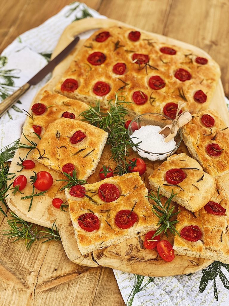 Focaccia mit Tomaten und Rosmarin