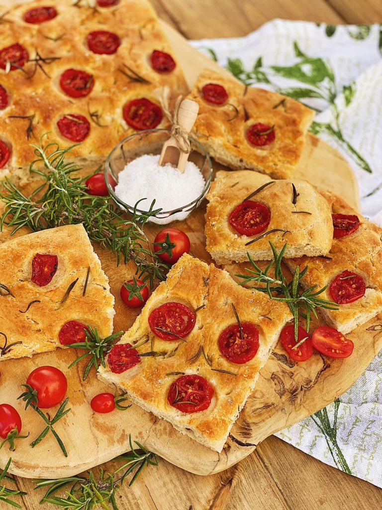 Focaccia mit Tomaten und Rosmarin - Fashion Kitchen