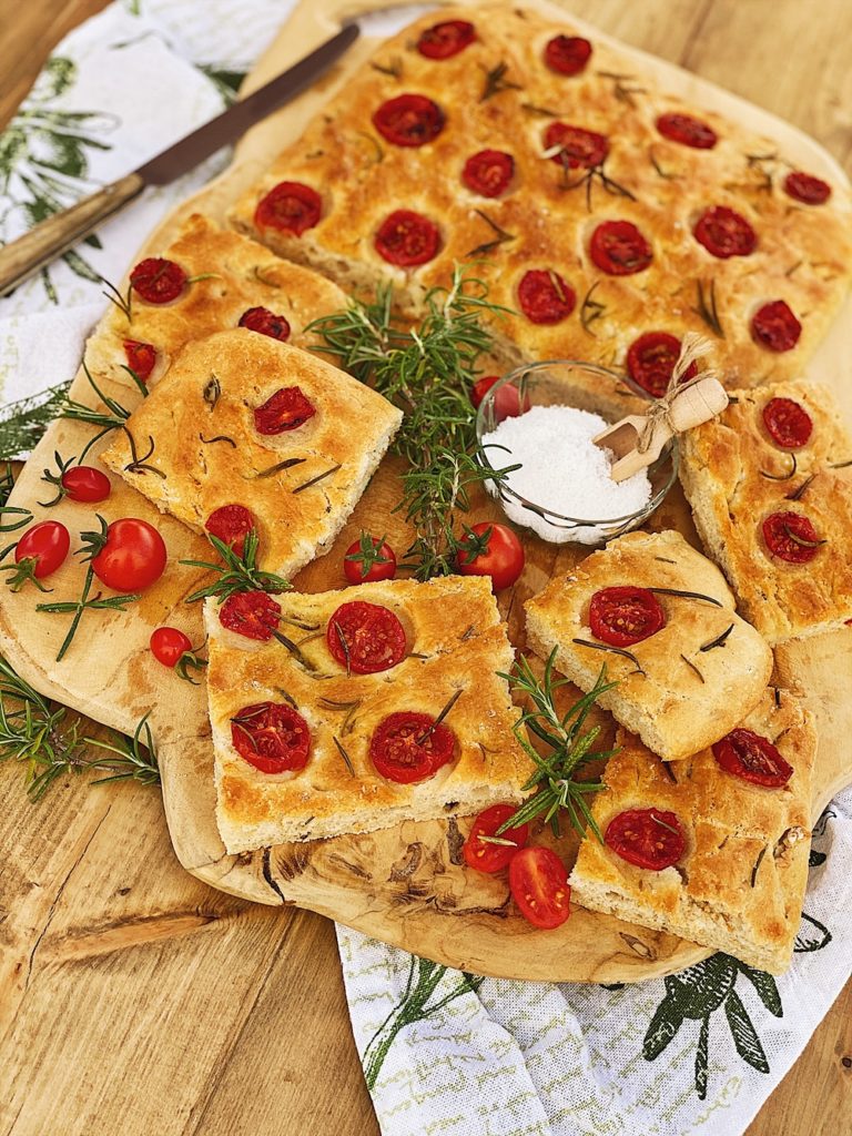 Focaccia mit Tomaten und Rosmarin - Fashion Kitchen