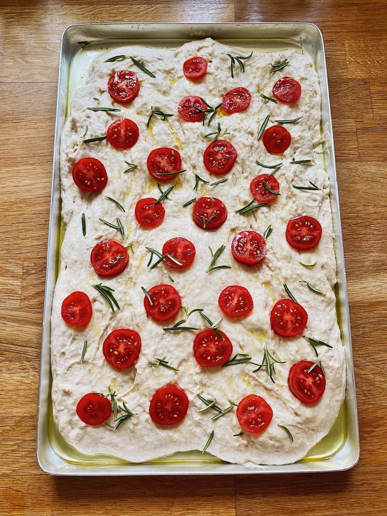 Focaccia mit Tomaten und Rosmarin