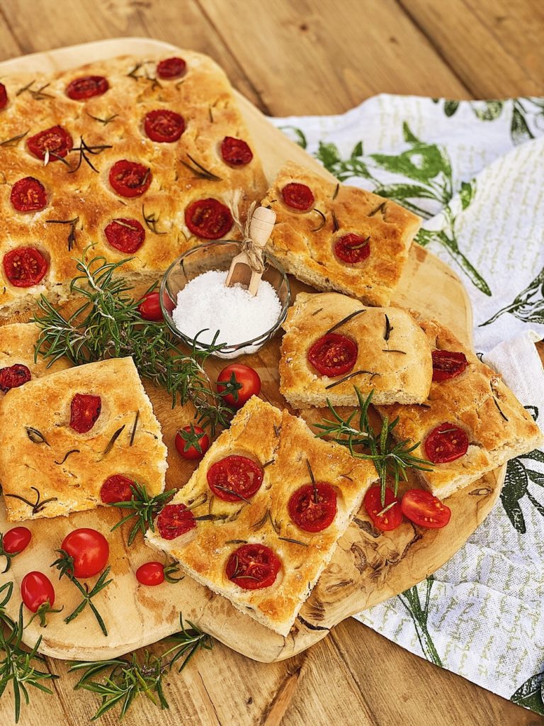 Focaccia mit Tomaten und Rosmarin