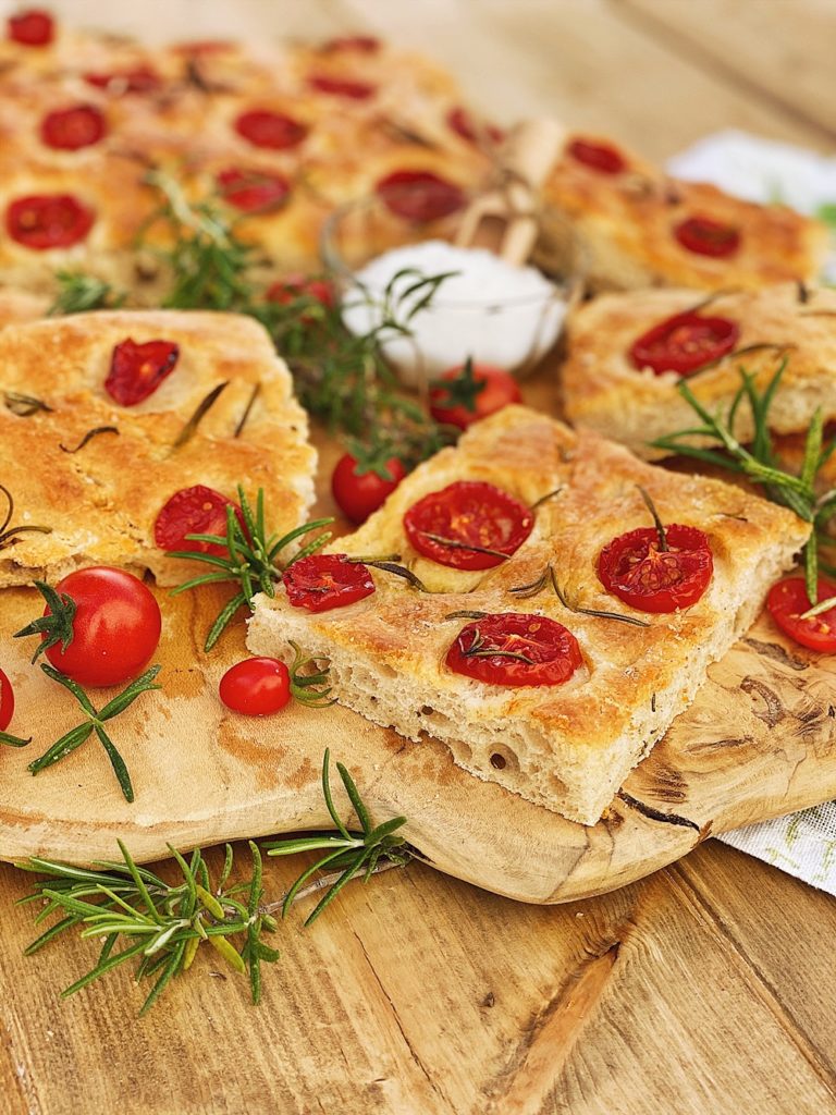 Focaccia mit Tomaten und Rosmarin - Fashion Kitchen