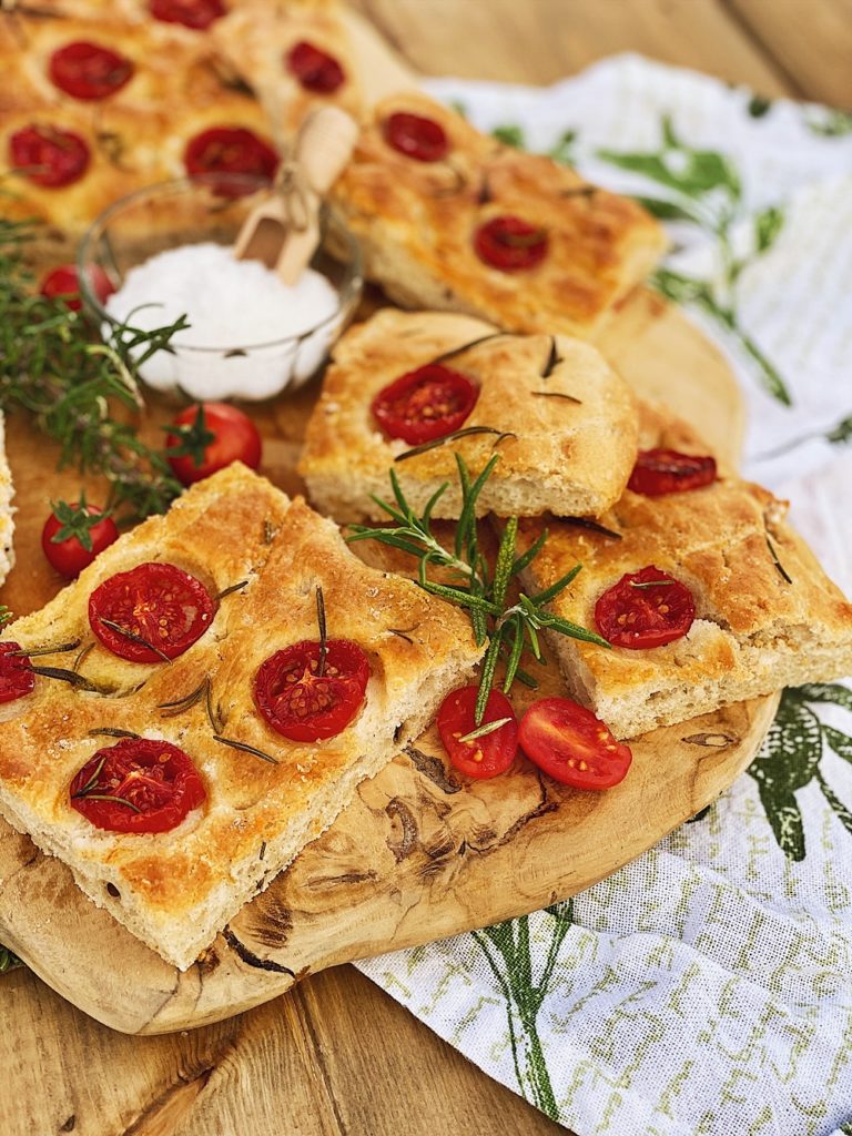 Focaccia mit Tomaten und Rosmarin