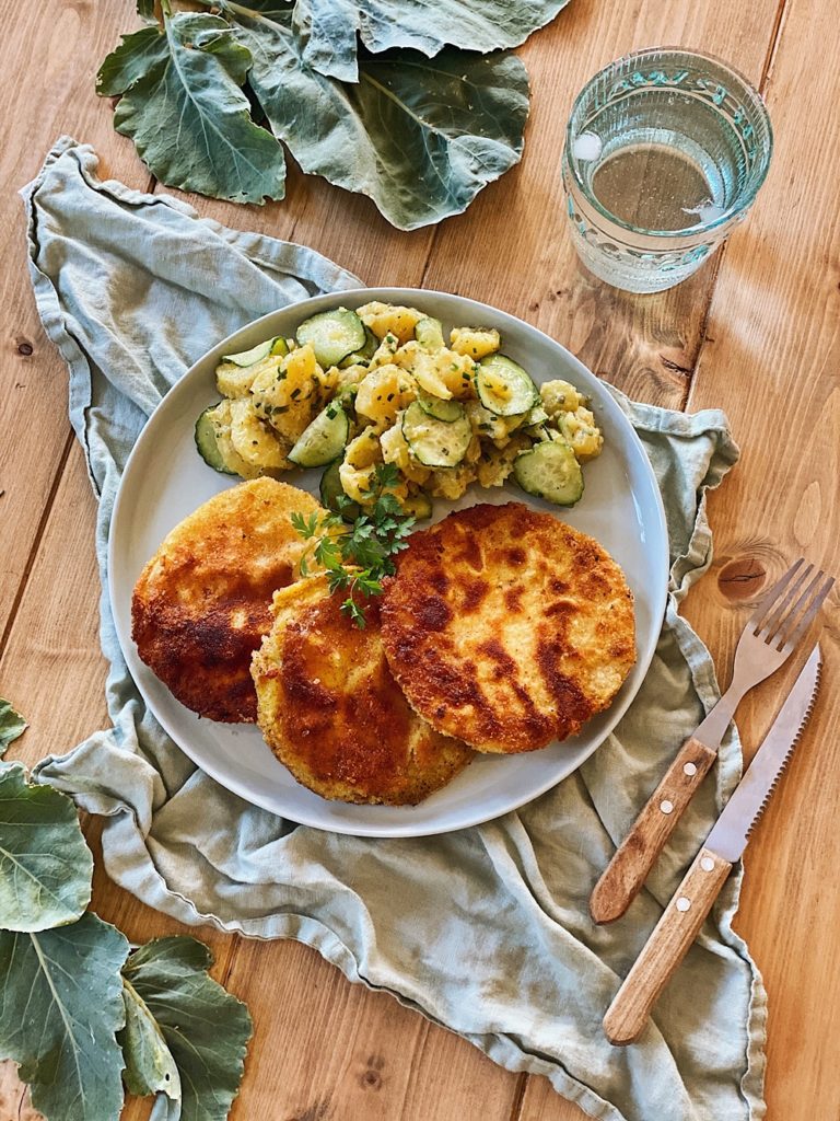 Kohlrabi Schnitzel mit Kartoffel-Gurken-Salat - Fashion Kitchen