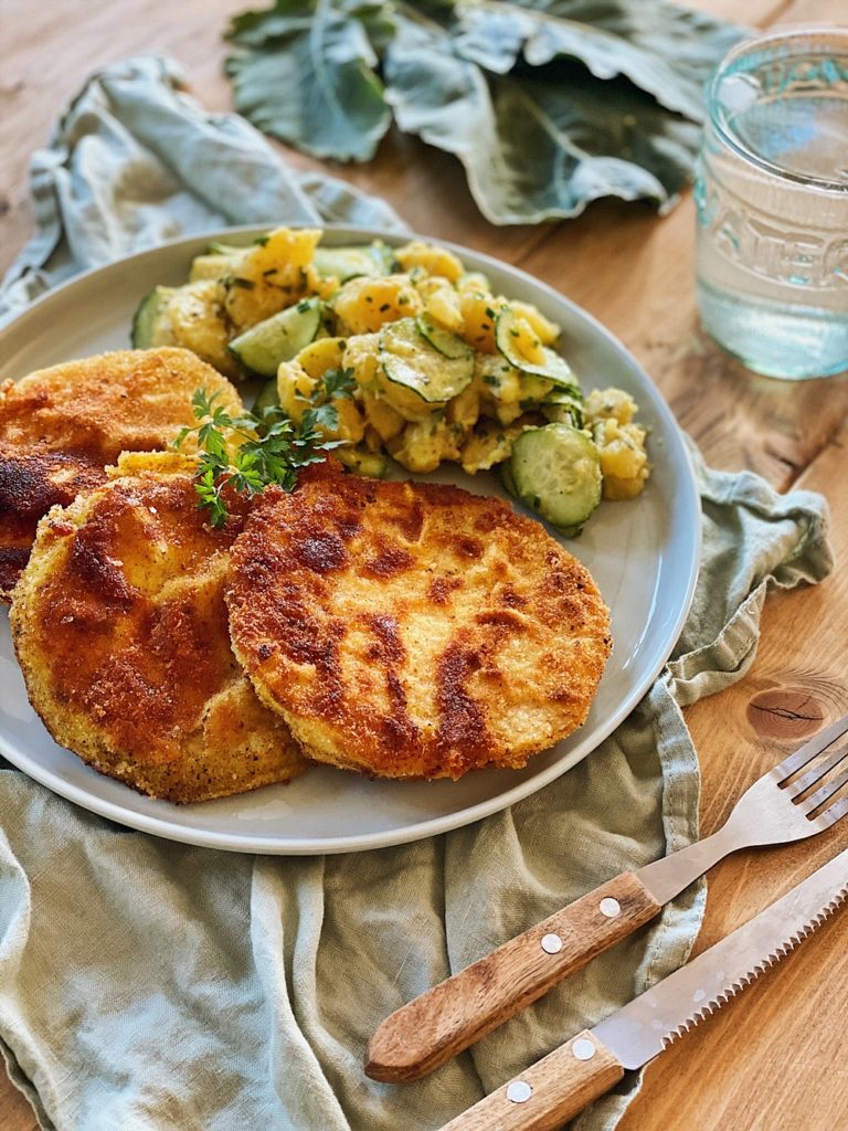 Kohlrabi Schnitzel mit Kartoffel-Gurken-Salat - Fashion Kitchen