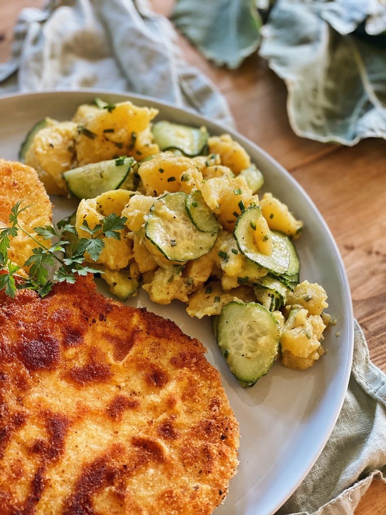 Kohlrabi Schnitzel mit Kartoffel-Gurken-Salat