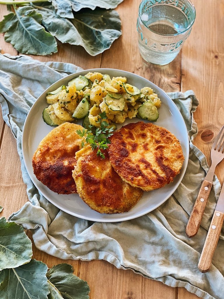 Kohlrabi Schnitzel mit Kartoffel-Gurken-Salat