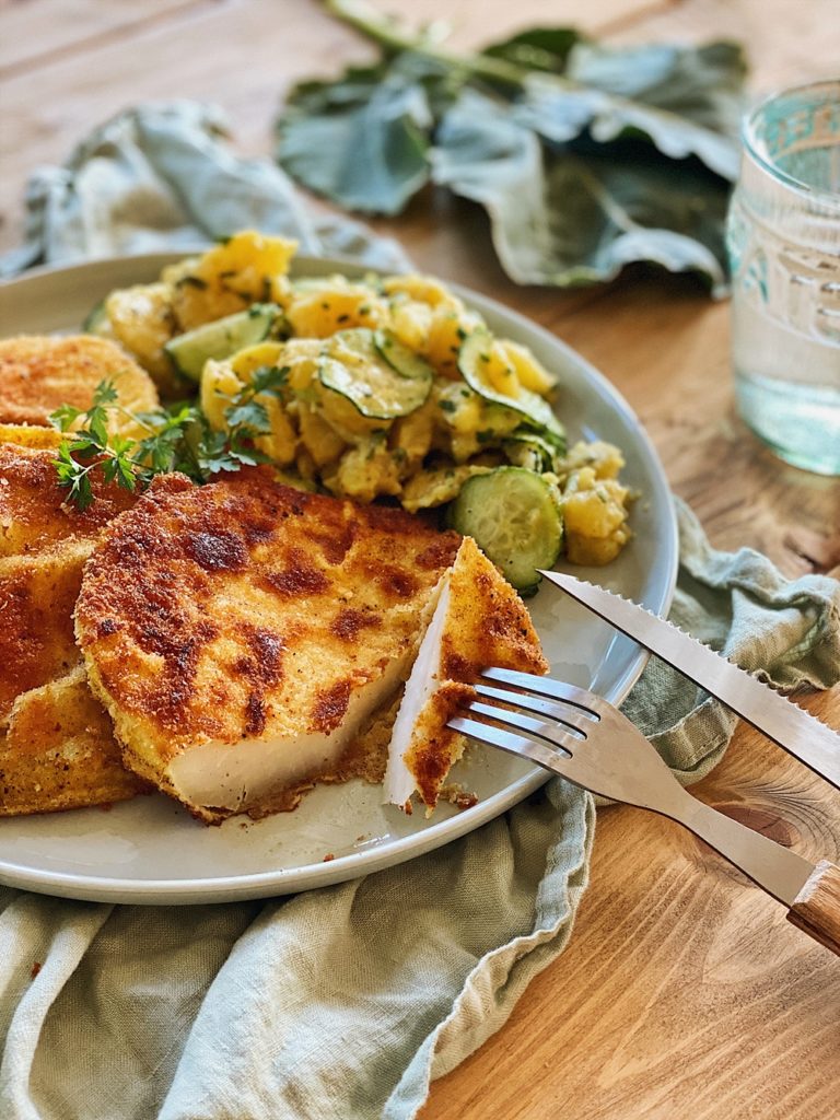 Kohlrabi Schnitzel mit Kartoffel-Gurken-Salat