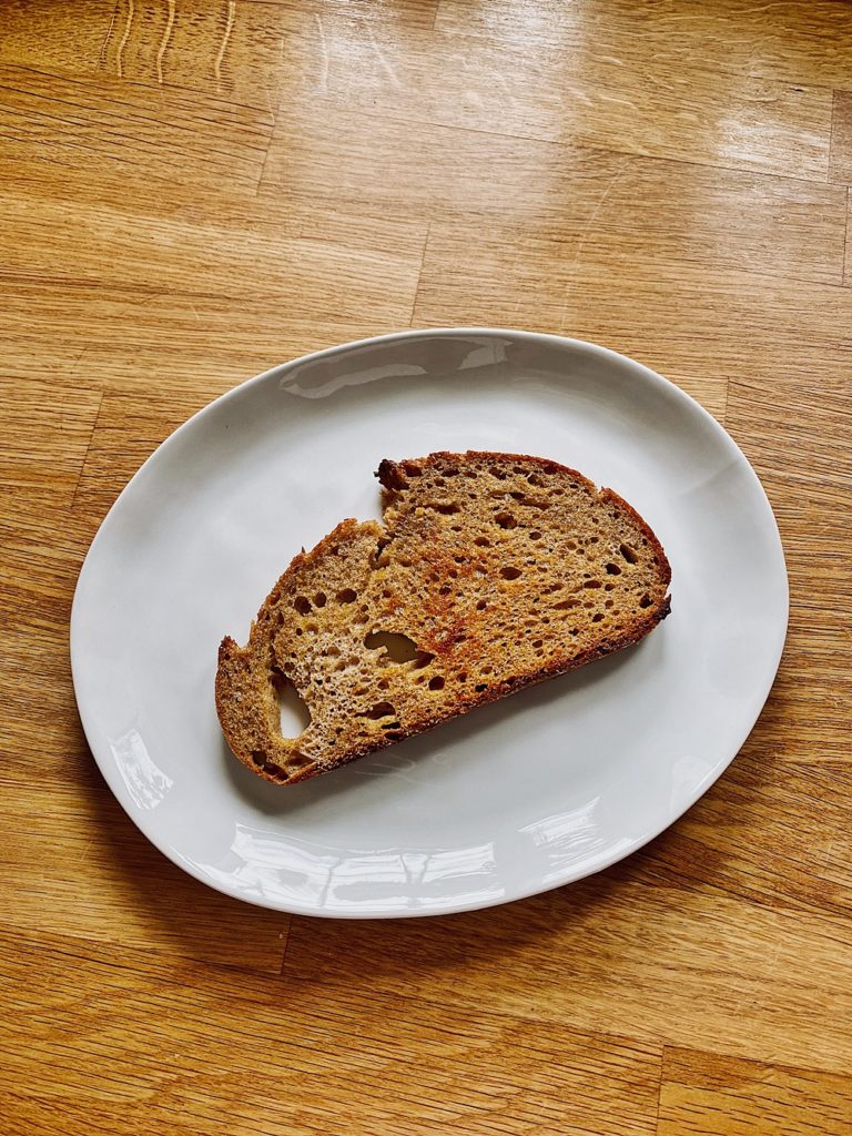 knuspriges Röstbrot mit Kichererbsen-Mango-Forellen Aufstrich