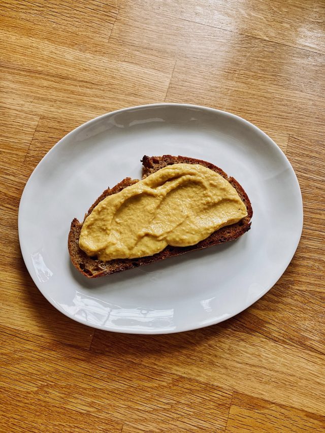 knuspriges Röstbrot mit Kichererbsen-Mango-Forellen Aufstrich