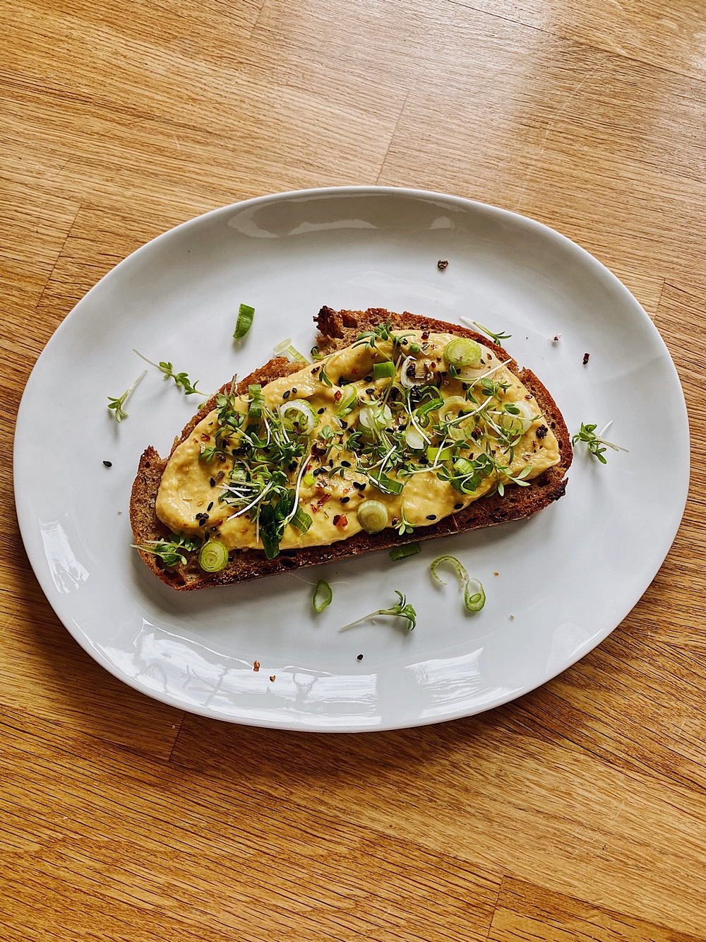 knuspriges Röstbrot mit Kichererbsen-Mango-Forellen Aufstrich