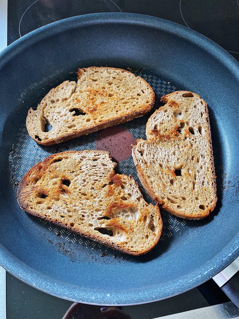 knuspriges Röstbrot mit Kichererbsen-Mango-Forellen Aufstrich