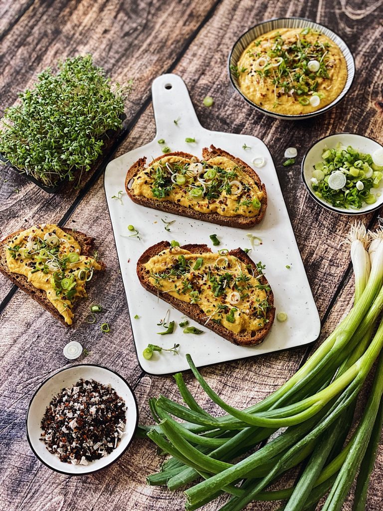 knuspriges Röstbrot mit Kichererbsen-Mango-Forellen Aufstrich