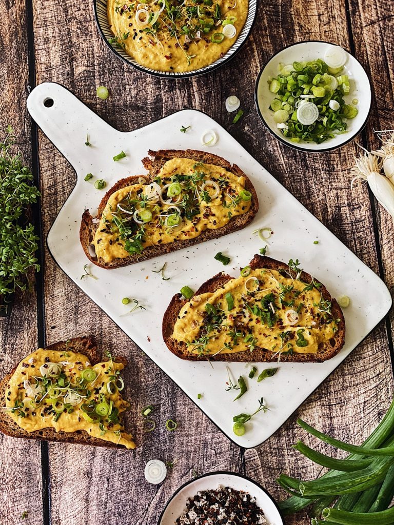 knuspriges Röstbrot mit Kichererbsen-Mango-Forellen Aufstrich