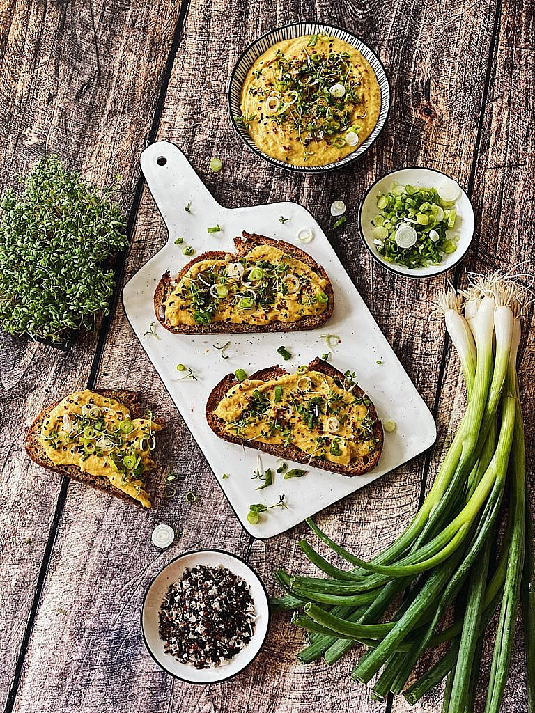 knuspriges Röstbrot mit Kichererbsen-Mango-Forellen Aufstrich