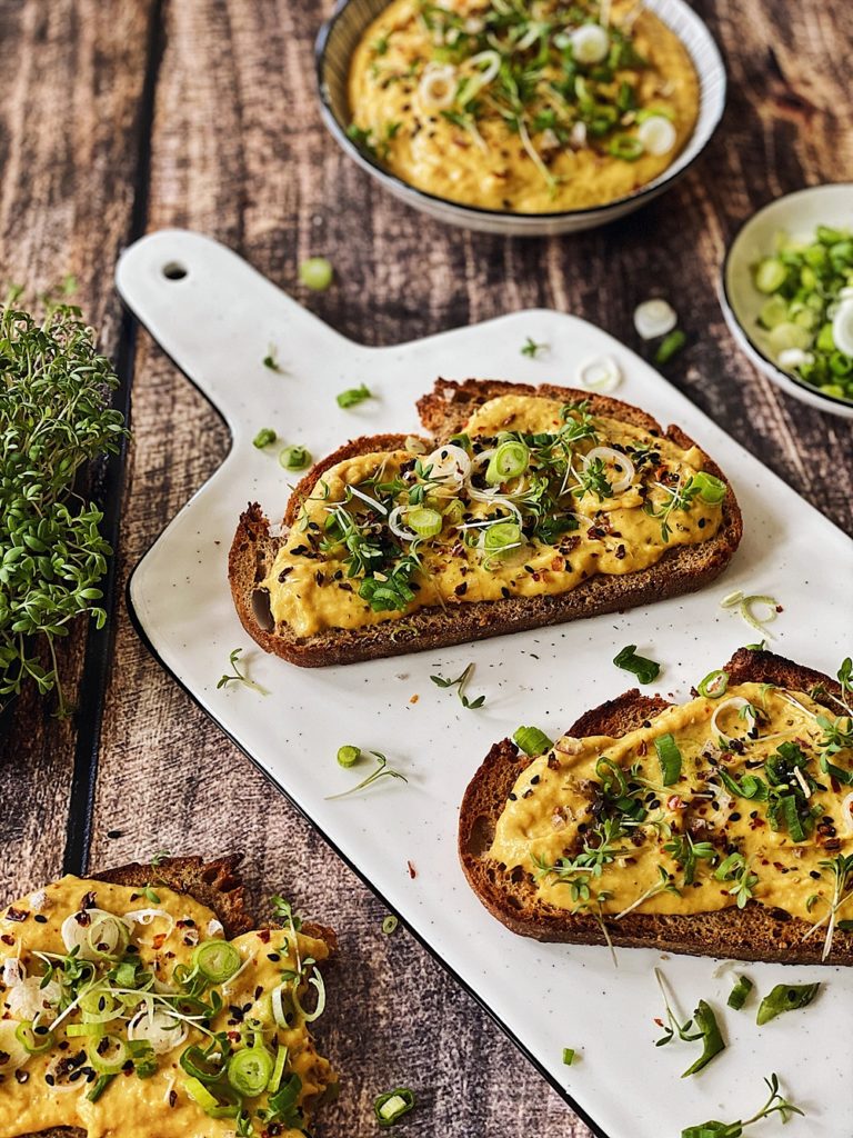 knuspriges Röstbrot mit Kichererbsen-Mango-Forellen Aufstrich