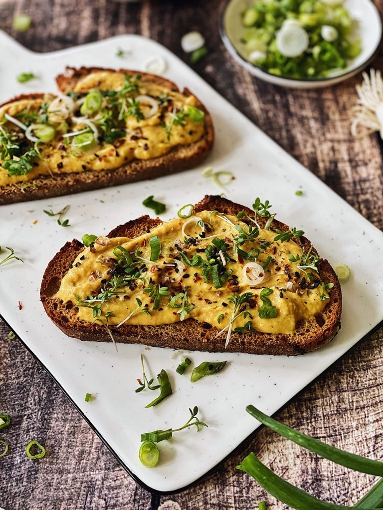 knuspriges Röstbrot mit Kichererbsen-Mango-Forellen Aufstrich