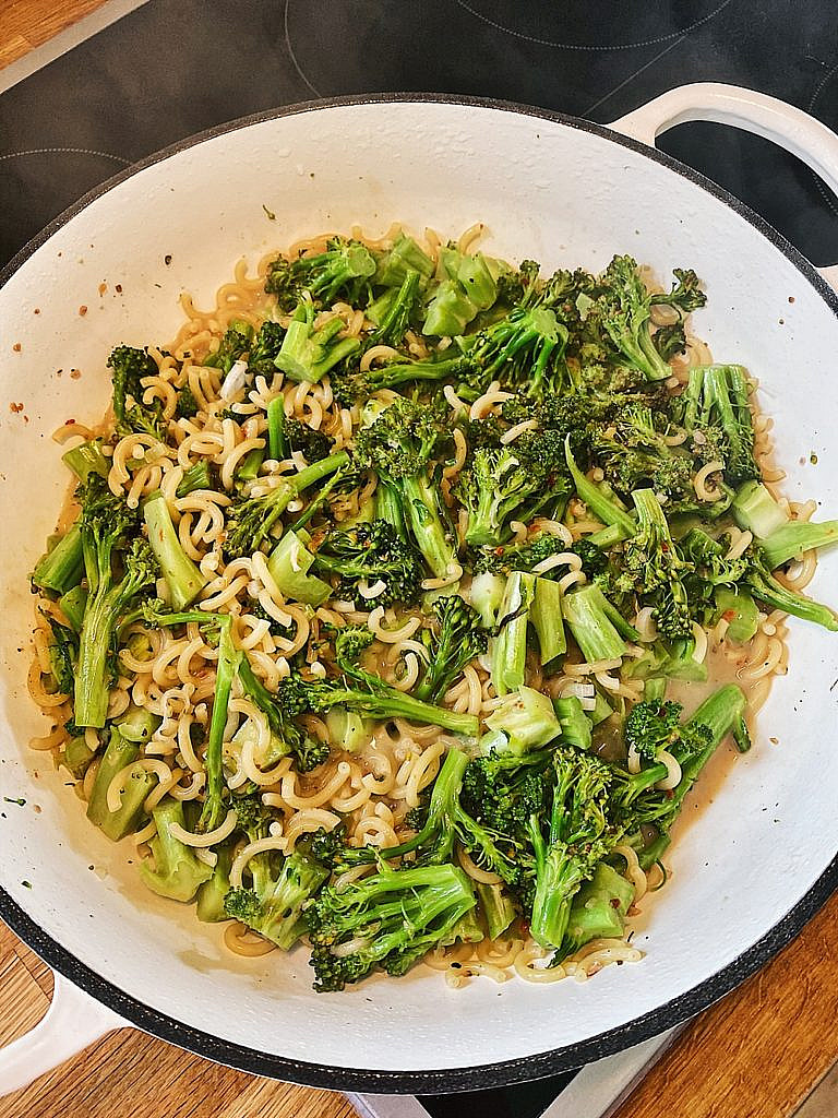 One-Pot-Pasta – Brokkoli-Zoodle-Pasta mit Lachs