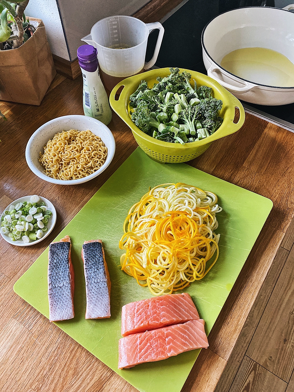 One-Pot-Pasta – Brokkoli-Zoodle-Pasta mit Lachs