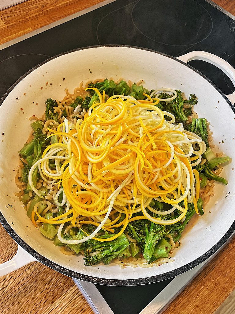 One-Pot-Pasta – Brokkoli-Zoodle-Pasta mit Lachs