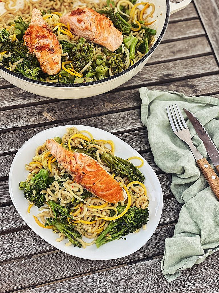 One-Pot-Pasta – Brokkoli-Zoodle-Pasta mit Lachs