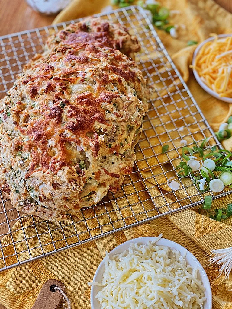 Partybrot mit Käse, Speck & Frühlingszwiebeln