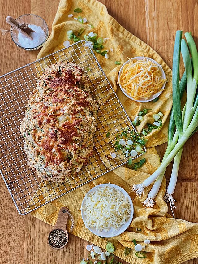 Partybrot mit Käse, Speck &amp; Frühlingszwiebeln - Fashion Kitchen