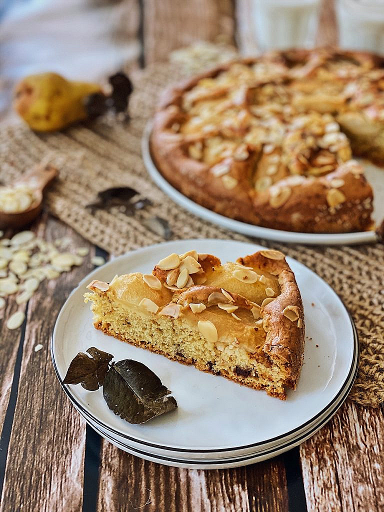 Birnenkuchen mit Schokoladenstückchen und Mandeln