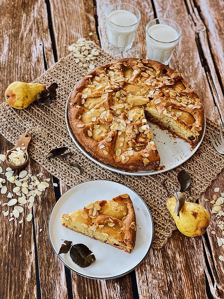 Birnenkuchen mit Schokoladenstückchen und Mandeln