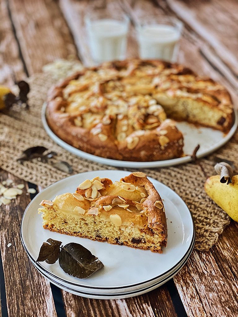 Birnenkuchen mit Schokoladenstückchen und Mandeln