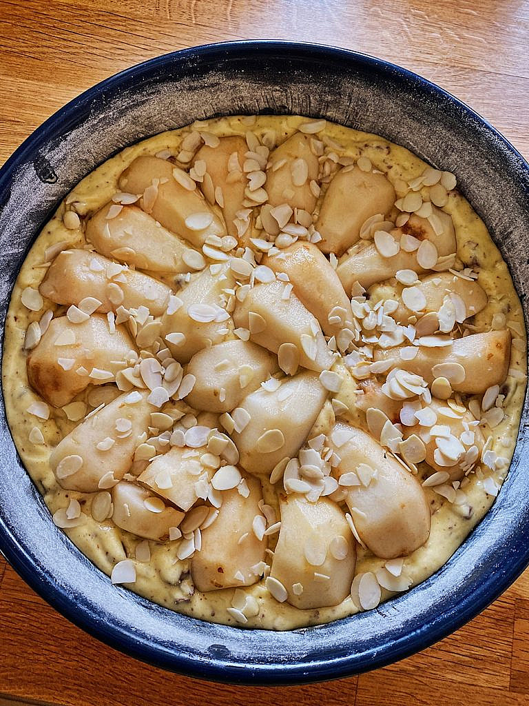 Birnenkuchen mit Schokoladenstückchen und Mandeln