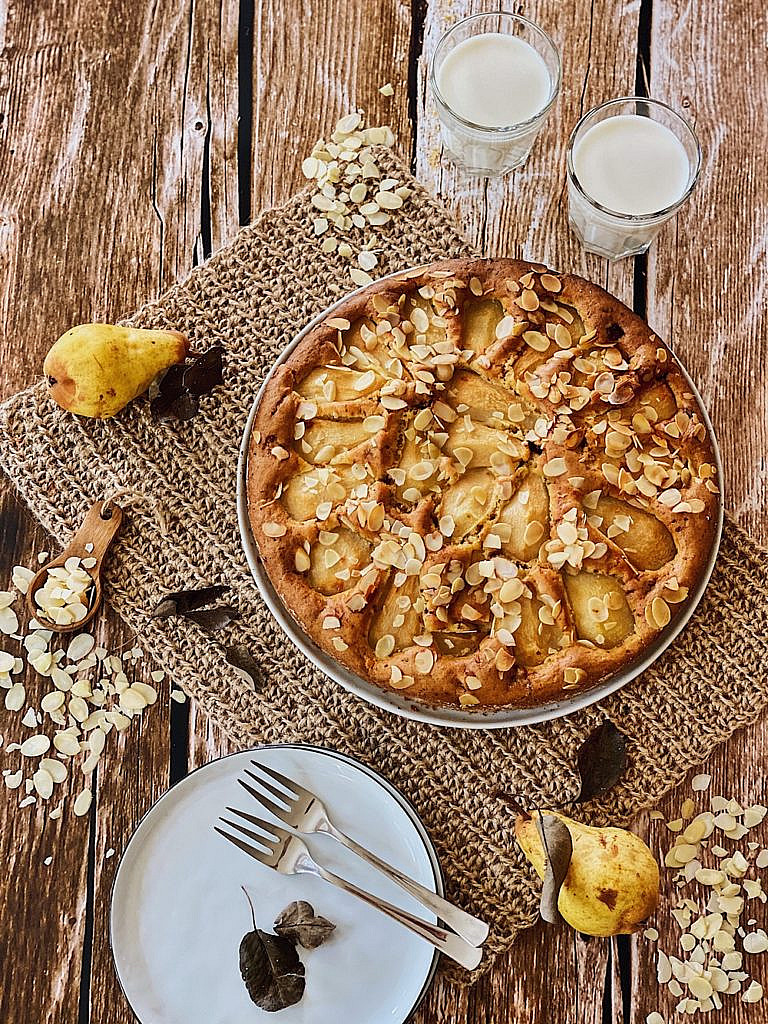 Birnenkuchen mit Schokoladenstückchen und Mandeln