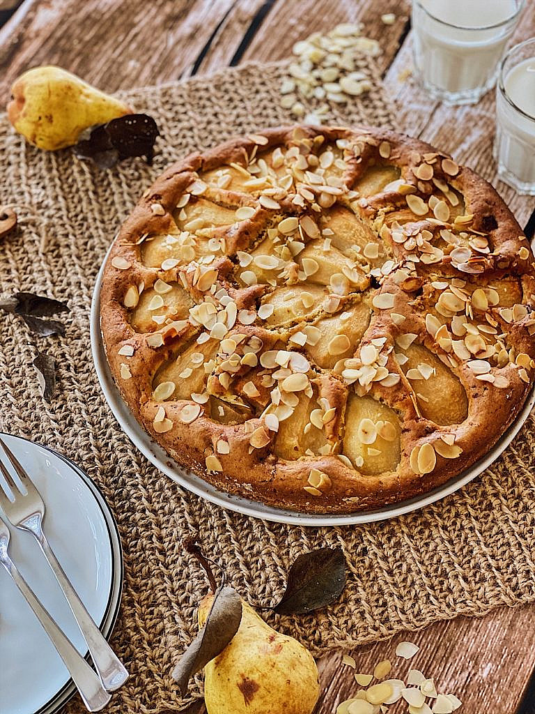 Birnenkuchen mit Schokoladenstückchen und Mandeln