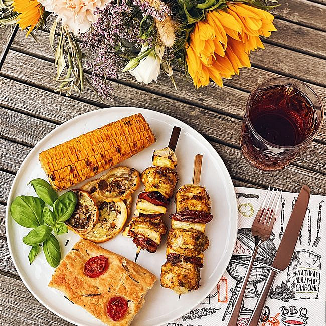 Hähnchen Grillspieße mit Zucchini, getrockneten Tomaten und Halloumi