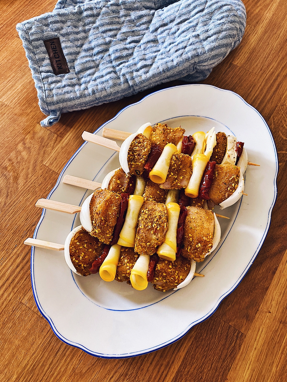 Hähnchen Grillspieße mit Zucchini, getrockneten Tomaten und Halloumi