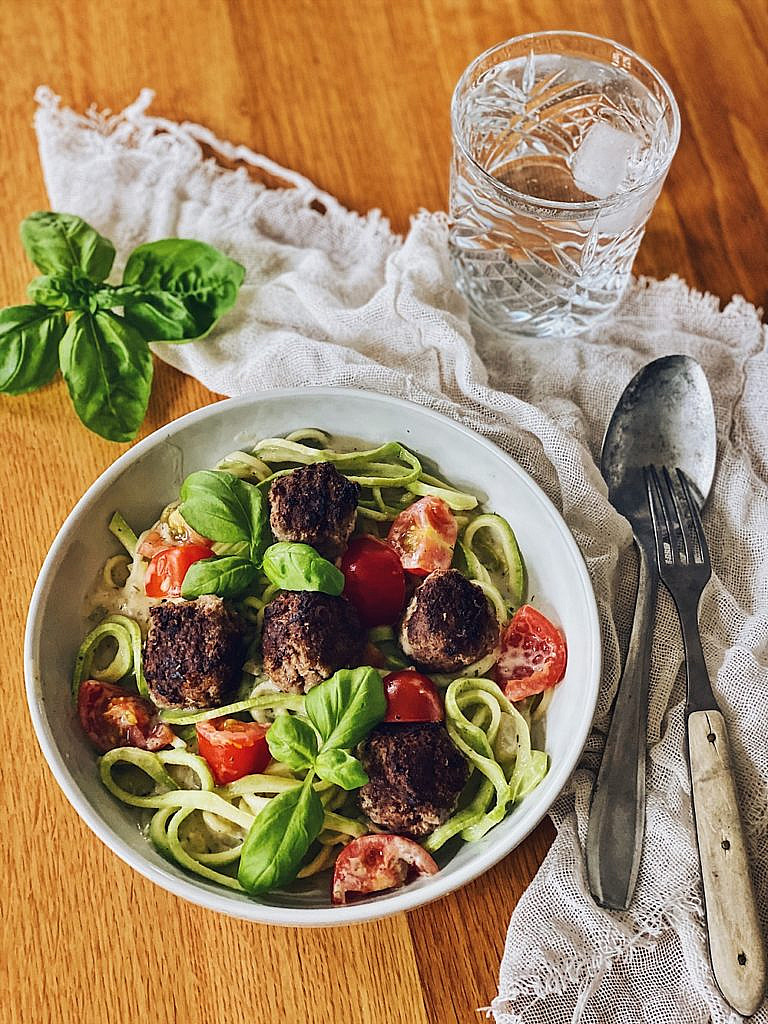 Zucchini Zoodles mit Tomaten und Hackbällchen