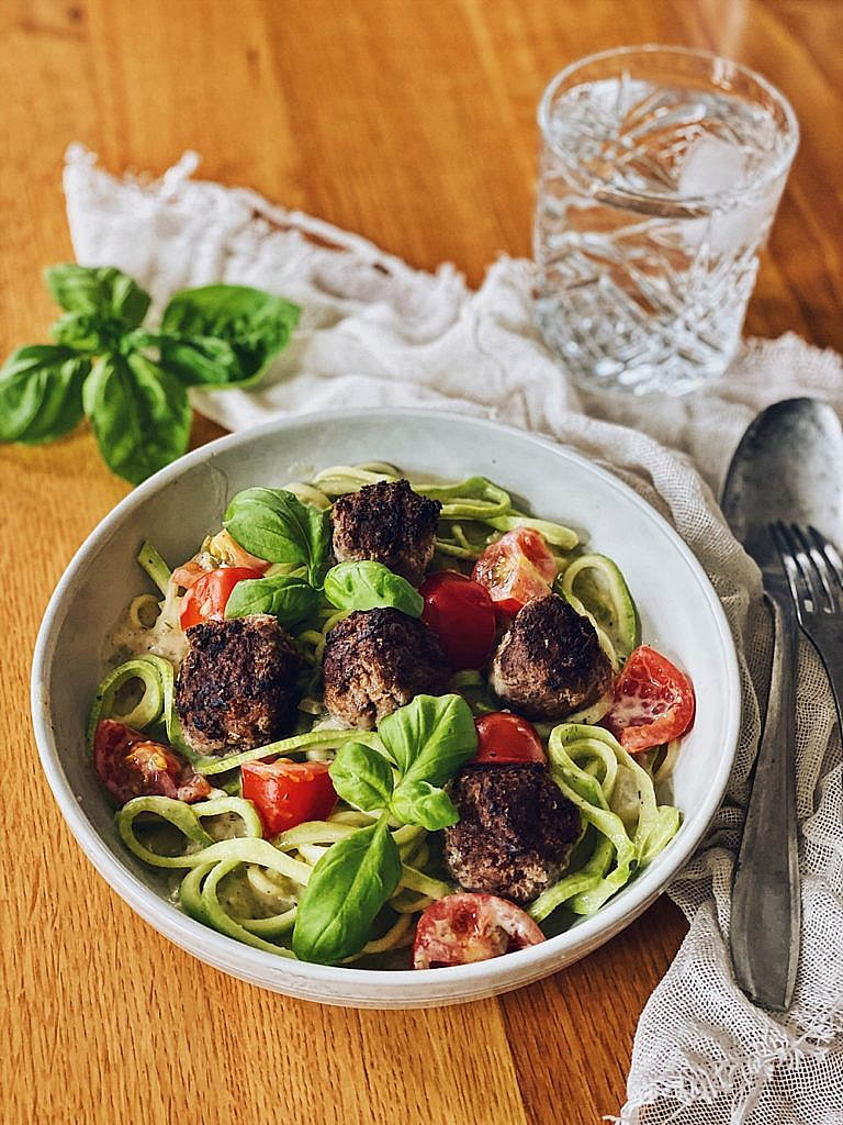 Zucchini Zoodles mit Tomaten und Hackbällchen