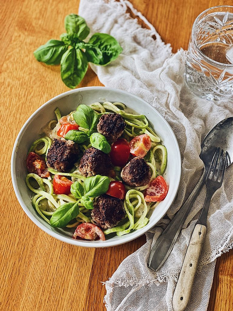 Zucchini Zoodles mit Tomaten und Hackbällchen